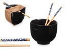Bowl de porcelana asiática negra con palillos de bambú elegantes